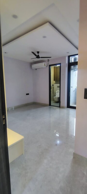 Room in 3 BHK Builder Floor at BPTP Amstoria, Sector 102 – for Rent