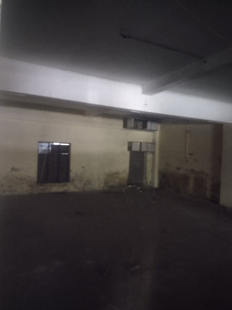 Room, chembur Commercial Warehouse 900 Sq.Yd. In Chembur Mumbai 9127502