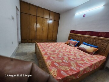 Bedroom in 3 BHK Apartment at Kidwaipuri – for Rent