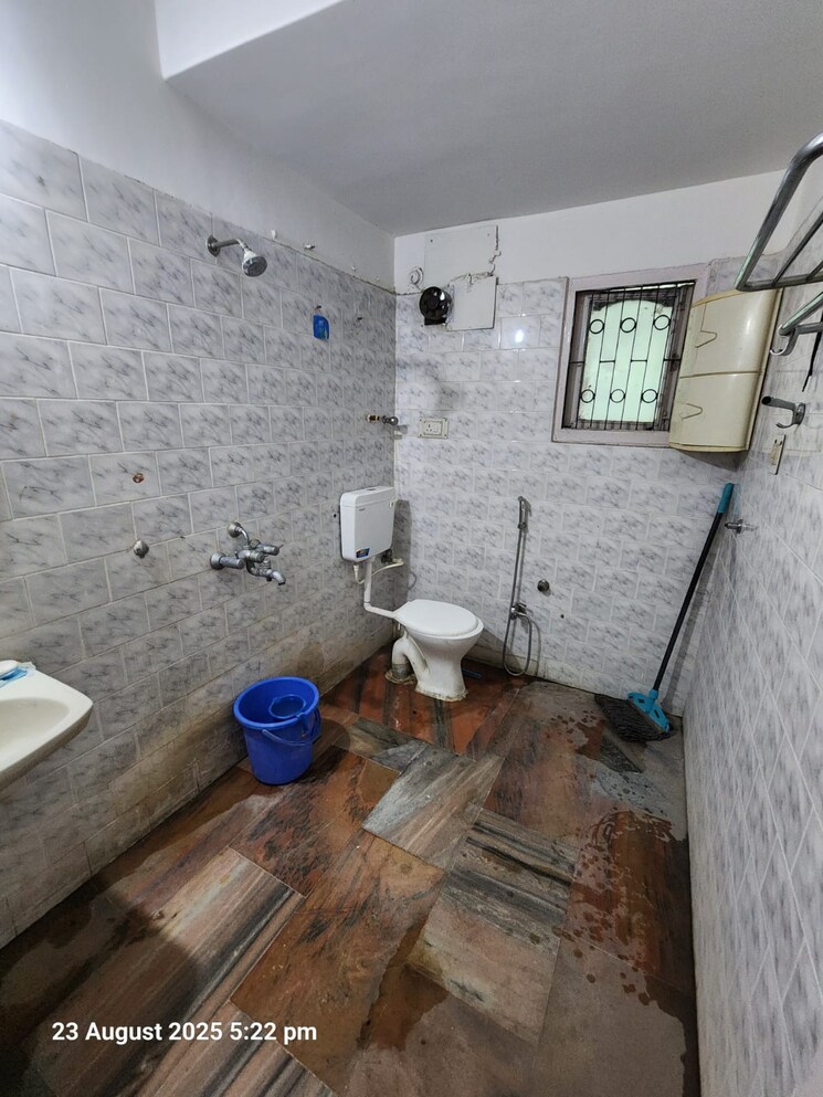 Attached Bathroom, kidwaipuri 3 Bedroom 1600 Sq.Ft. Apartment In Kidwaipuri Patna 9127552