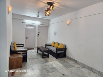 Living Room in 3 BHK Apartment at Kidwaipuri – for Rent
