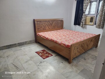 Bedroom in 3 BHK Apartment at Kidwaipuri – for Rent
