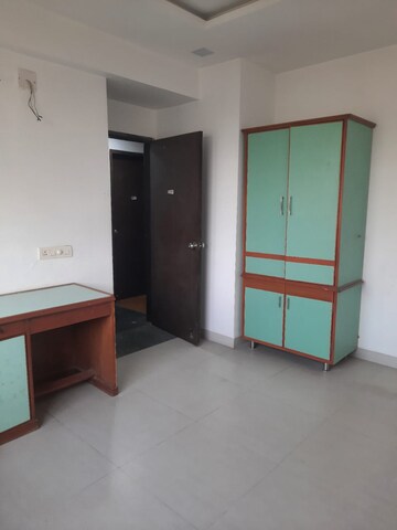 Room in 4 BHK Apartment at Prahlad Nagar – for Rent