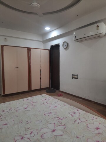 Room in 4 BHK Apartment at Prahlad Nagar – for Rent