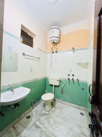 Bathroom in 2 BHK Builder Floor at Sector 46 – for Rent