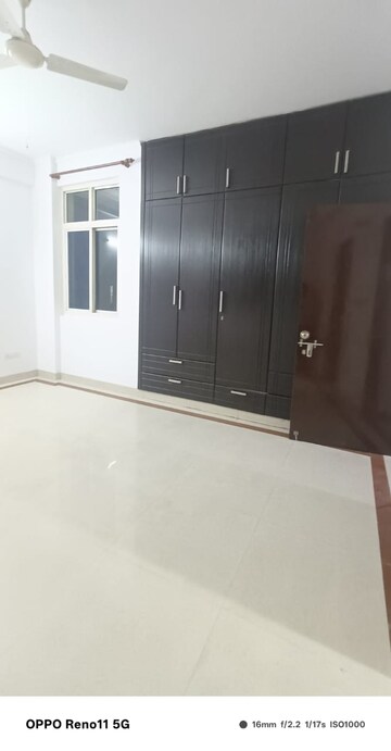 Room in 3 BHK Builder Floor at Sector 46 – for Rent