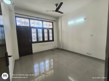 Room in 3 BHK Builder Floor at Sector 46 – for Rent