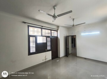 Room in 3 BHK Builder Floor at Sector 46 – for Rent