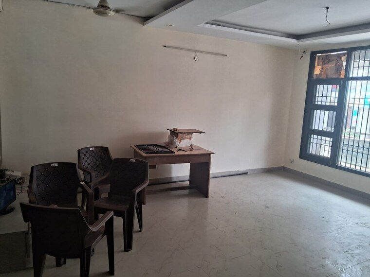 Room, kishanpura 2 Bedroom 100 Sq.Yd. Apartment In Kishanpura Zirakpur 9127775