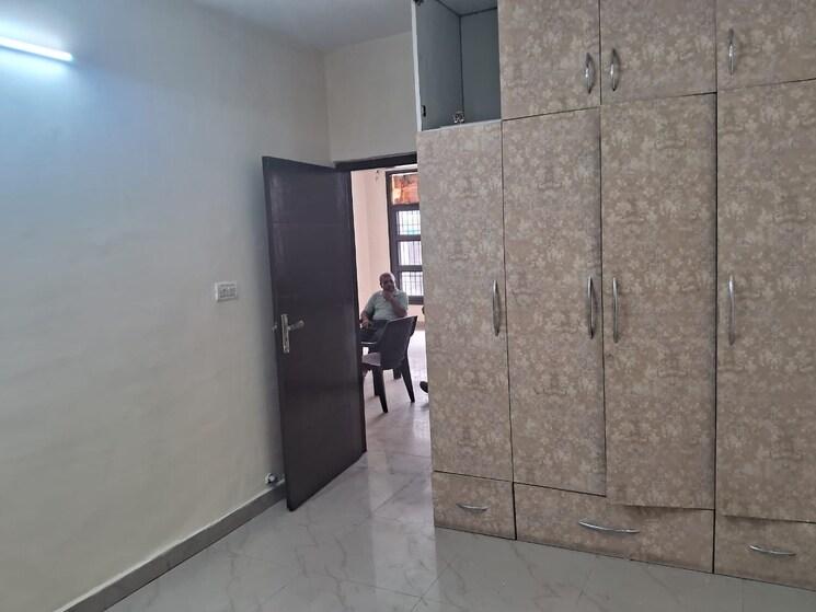 Room, kishanpura 2 Bedroom 100 Sq.Yd. Apartment In Kishanpura Zirakpur 9127775