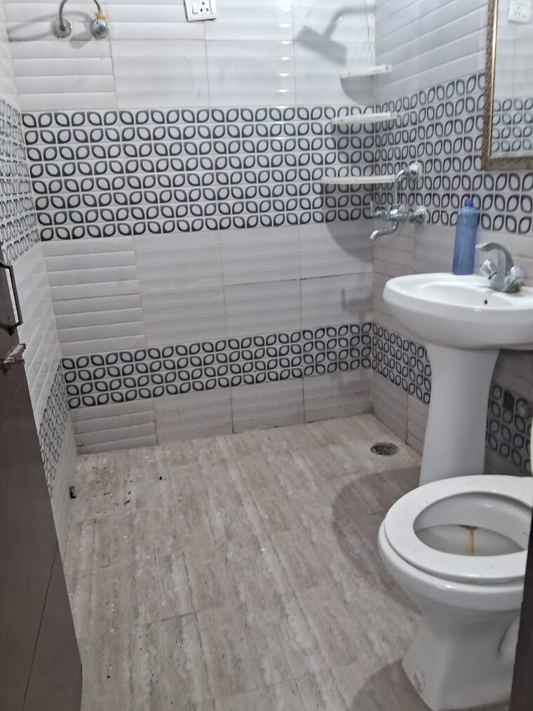 Attached Bathroom, kishanpura 2 Bedroom 100 Sq.Yd. Apartment In Kishanpura Zirakpur 9127775