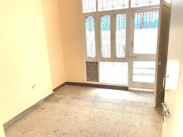 Room in 3 BHK Builder Floor at Palam Vihar Residents Association, Palam Vihar – for Rent