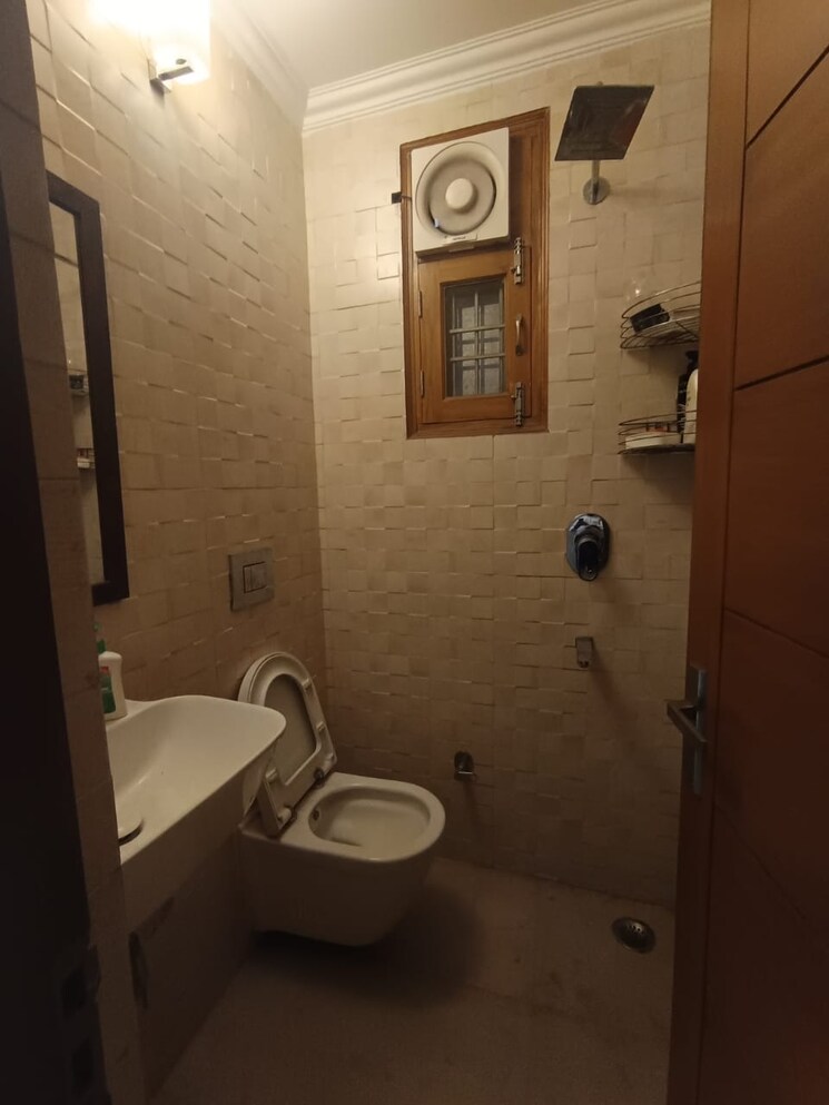 Bathroom, navbharat-apartments 2 Bedroom 1000 Sq.Ft. Apartment In Paschim Vihar Delhi 9127817