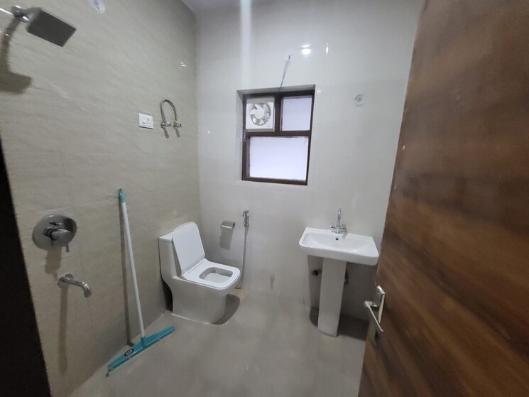 Bathroom, uppal-southend 3 Bedroom 1850 Sq.Ft. Builder Floor In Sector 49 Gurgaon 9127840