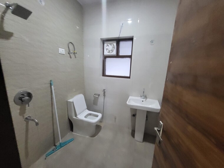 Bathroom, uppal-southend 3 Bedroom 1850 Sq.Ft. Builder Floor In Sector 49 Gurgaon 9127840