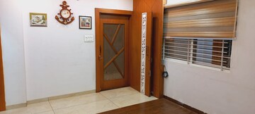 Room in 3 BHK Apartment at Mr 10 – for Rent