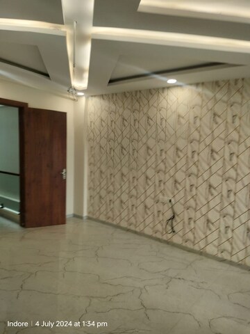 Room in 3 BHK Apartment at Nipania – for Rent