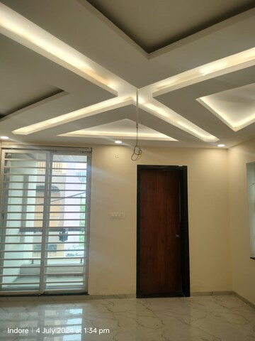 Room in 3 BHK Apartment at Nipania – for Rent