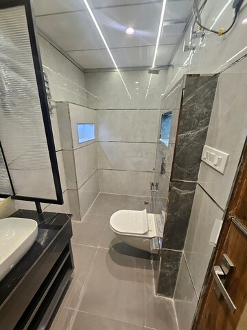 Bathroom in 1 BHK Builder Floor at Sector 40 – for Rent