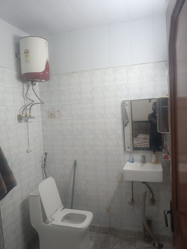 Bathroom, khirki extension 3 Bedroom 1125 Sq.Ft. Builder Floor In Khirki Extension Delhi 9128015