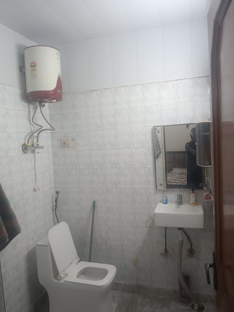 Bathroom, khirki extension 3 Bedroom 1125 Sq.Ft. Builder Floor In Khirki Extension Delhi 9128015