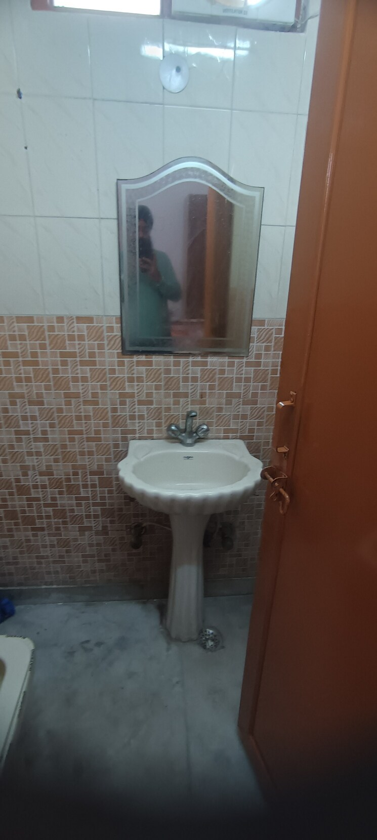 Attached Bathroom, ashok nagar 1 RK 300 Sq.Ft. Builder Floor In Ashok Nagar Delhi 9128133