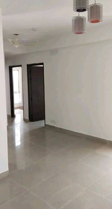 Room in 2.5 BHK Apartment at Panchsheel Greens II, Sector 16 Greater Noida – for Rent