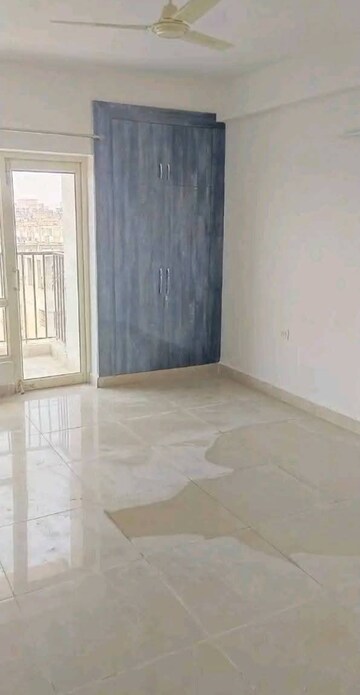 Room in 2.5 BHK Apartment at Panchsheel Greens II, Sector 16 Greater Noida – for Rent