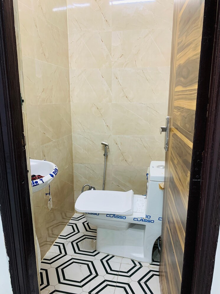 Bathroom, green fields colony 4 Bedroom 400 Sq.Yd. Builder Floor In Green Fields Colony Faridabad 9128328