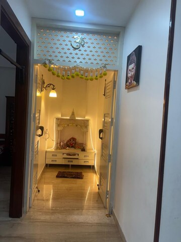 Building Lobby in 4 BHK Builder Floor at Unitech South City II, Sector 50 – for Rent