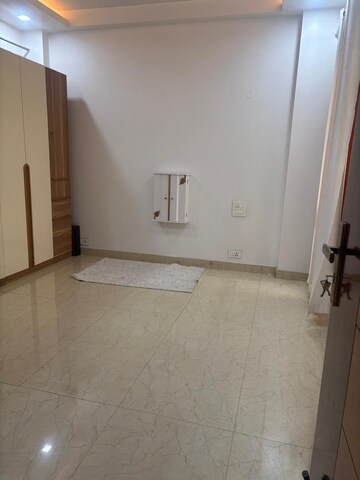 Room in 4 BHK Builder Floor at Unitech South City II, Sector 50 – for Rent