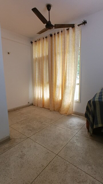 Living Room in 2.5 BHK Builder Floor at Unitech South City II, Sector 50 – for Rent