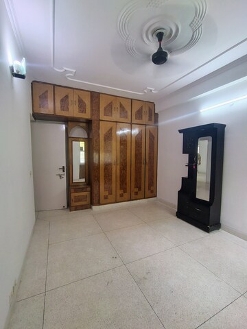 Room in 3 BHK Builder Floor at Unitech South City II, Sector 50 – for Rent