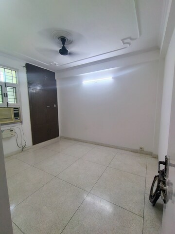 Room in 3 BHK Builder Floor at Unitech South City II, Sector 50 – for Rent