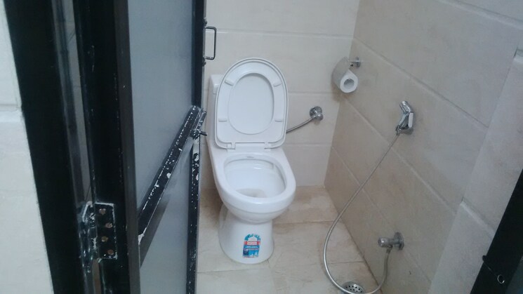 Washroom, sector 63 Commercial Office Space 5000 Sq.Ft. In Sector 63 Noida 9128548