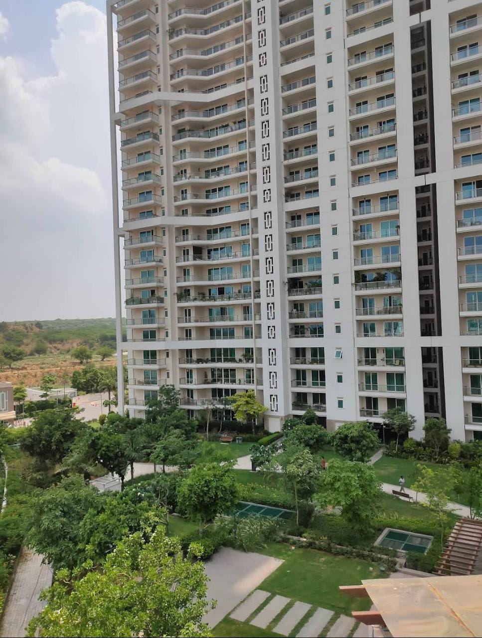 4 BHK + Servant Room Apartment For Sale in DLF The Crest