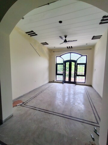 Room in 3 BHK Builder Floor at Auram Floor, South City 2 – for Rent