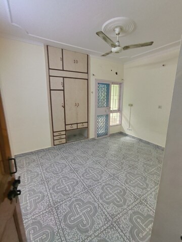 Room in 3 BHK Apartment at Patparganj – for Rent