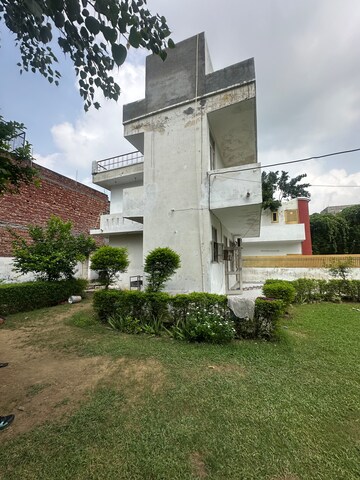 Balcony in 2 BHK Independent House at Sector 21c – for Rent