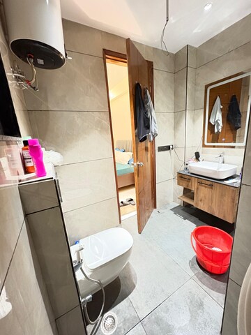 Master Bedroom in 4 BHK Builder Floor at Dlf Phase I – for Rent