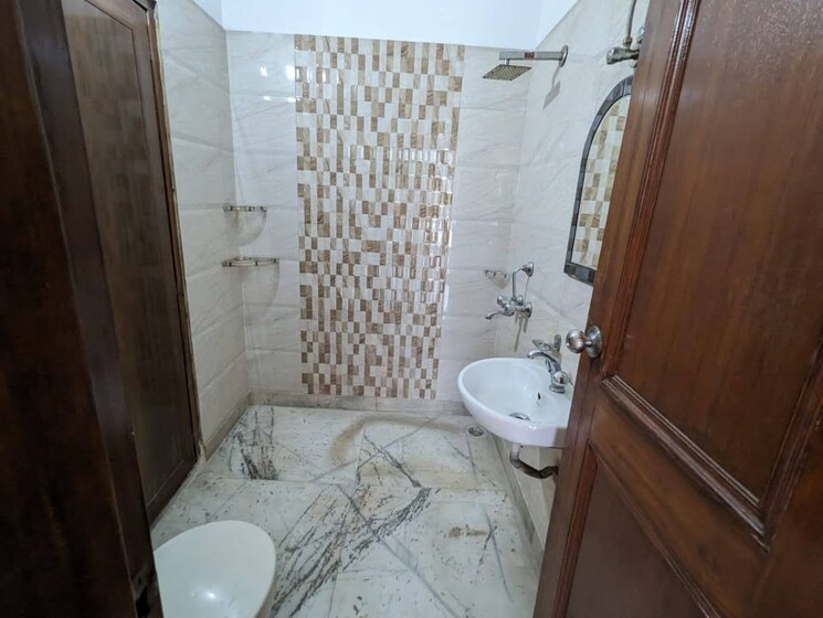 Bathroom, dlf phase ii 4 Bedroom 3240 Sq.Ft. Builder Floor In Dlf Phase ii Gurgaon 9128804