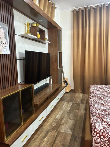 Room in 4 BHK Apartment at Kbnows Apartment, Sector 16 Greater Noida – for Sale