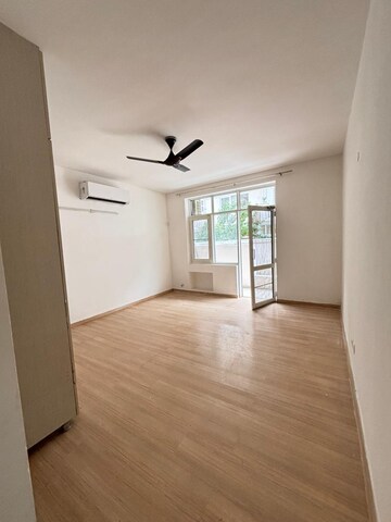Room in 3 BHK Builder Floor at DLF Hyde Park, South Mullanpur – for Rent