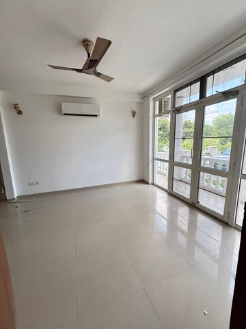 Room in 3 BHK Builder Floor at DLF Hyde Park, South Mullanpur – for Rent