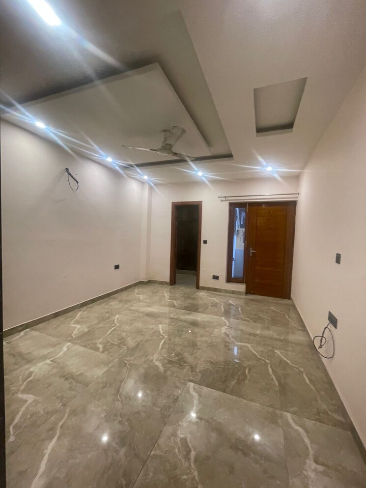 Room, green fields colony 4 Bedroom 261 Sq.Yd. Builder Floor In Green Fields Colony Faridabad 9128921