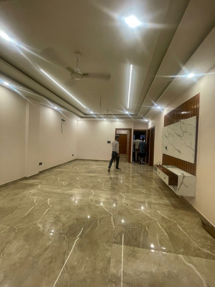  Parking, green fields colony 4 Bedroom 261 Sq.Yd. Builder Floor In Green Fields Colony Faridabad 9128921