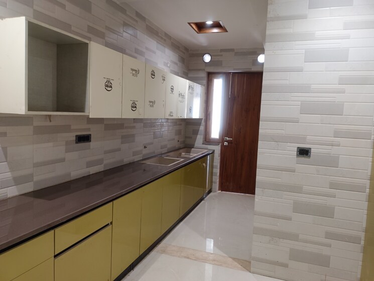 Kitchen, green fields colony 3 Bedroom 280 Sq.Yd. Builder Floor In Green Fields Colony Faridabad 9128950