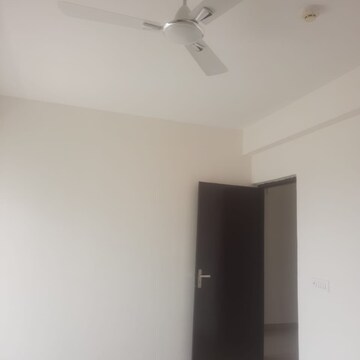 Room in 3.5 BHK Apartment at Panchsheel Greens II, Panchsheel Green – for Rent