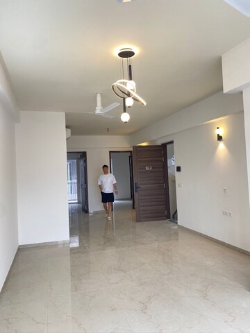 Room in 3 BHK Apartment at Smart World Orchard, Sector 61 – for Rent