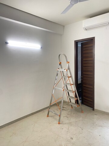 Room in 3 BHK Apartment at Smart World Orchard, Sector 61 – for Rent